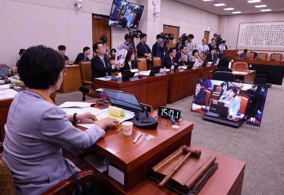 30일 국회에서 열린 법제사법위원회 전체회의에서 서영교 더불어민주당 의원과 신동욱 국민의힘 의원이 언쟁을 벌이고 있다.. 임현동 기자
