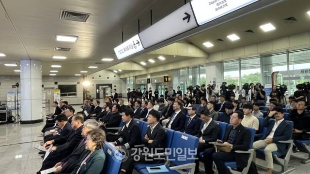 ▲ 강원도는 30일 양양국제공항에서 김진태 도지사, 김시성 도의회 의장, 최동열 강원도민일보 강릉본부장,국토교통부, 양양군, 한국공항공사와 파라타항공을 비롯한 관계기관, 주민 등이 참석한 가운데 양양-제주 노선 취항식을 갖고 국내선 운항을 시작했다.최훈기자