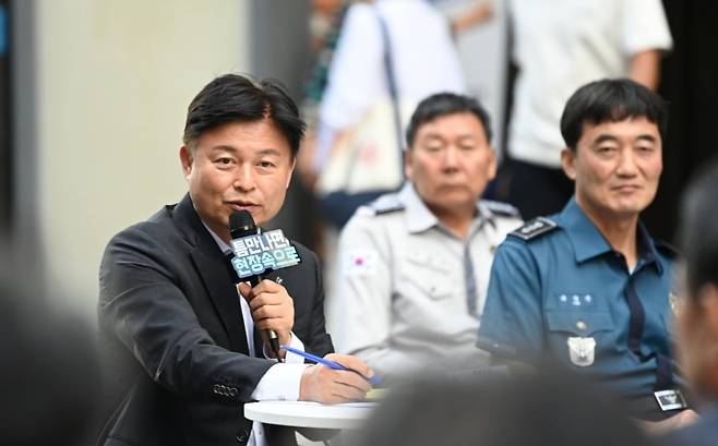 조용익 부천시장이 29일, 부천역 피노키오 광장에서 열린 ‘틈만나면, 현장속으로’에서, 막장 유튜버 활동 근절 방안을 논의하고 있다.부천시 제공.