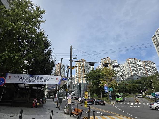 서울지하철 3호선 금호역 출구에서 바라본 e편한세상 옥수파크힐스 전경. 사진=민보름 기자