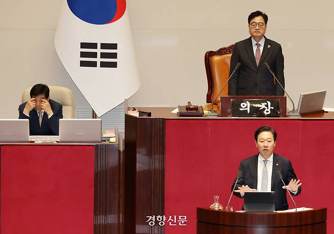 우원식 국회의장(위)과 김민기 국회사무총장(왼쪽)이 지난 26일 국회 본회의에서 진행된 정부조직법 개정안에 대한 박수민 국민의힘 의원의 무제한 토론(필리버스터)에서 피곤한 표정을 짓고 있다. 박민규 선임기자