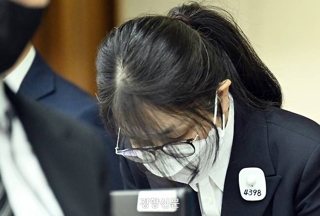 도이치모터스 주가조작 혐의와 통일교 금품수수 의혹 등으로 구속기소된 김건희 여사의 첫 재판이 지난 24일 오후에 열렸다. 김 여사가 법정에서 고개 숙여 인사를 하고 있다. 사진공동취재단