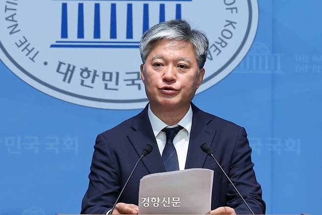 지귀연 판사 룸살롱 접대 의혹 제보를 받고 관련 증거를 더불어민주당에 최초 제보한 정의찬 민주당 원내대표 정무실장이 30일 국회 소통관에서 기자회견을 하고 있다. 한수빈 기자