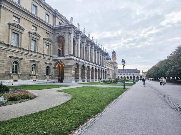 헤라클레스홀이 자리한 뮌헨 레지던츠 전경. 뮌헨 레지던츠는 웅장한 옛 궁전으로, 극장·전시관 등 다양한 문화 자산을 품었다.