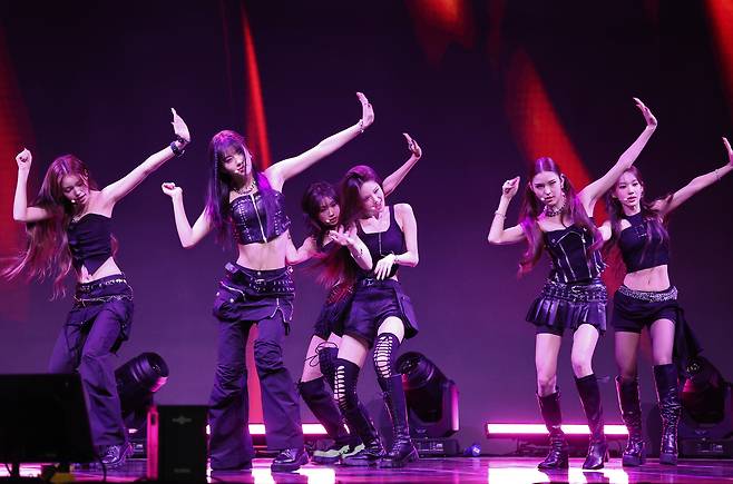Girl group izna performs ″Mamma Mia,″ the lead track of its second EP ″Not Just Pretty,″ at Yes24 Live Hall in eastern Seoul on Sept. 30. [YONHAP]