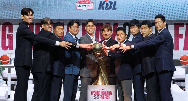 프로농구(KBL) 10개 구단 감독들이 29일 서울 용산구 블루스퀘어에서 열린 ‘2025~2026시즌 프로농구 개막 미디어데이’ 행사에서 우승 트로피에 손을 올리고 기념사진을 찍고 있다. 왼쪽부터 김주성(DB), 손창환(소노), 이상민(KCC), 문경은(KT), 김효범(삼성), 양동근(현대모비스), 유도훈(정관장), 강혁(한국가스공사), 조상현(LG), 전희철(SK) 감독. 연합뉴스
