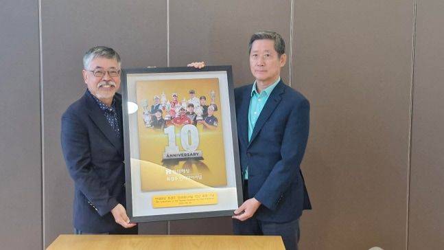 지난 28일 KPGA 김원섭회장(왼쪽)이 정몽윤 현대해상화재보험 회장에게 현대해상 최경주 인비테이셔널 10년 동행을 기념하는 감사패를 전달하고 있다. KPGA