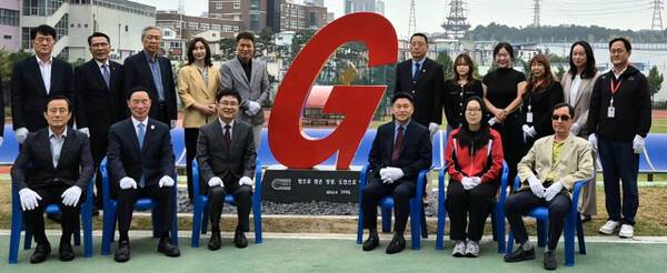 30일 경기체육고등학교가 개교 30주년을 맞은 가운데 홍정표 경기도교육청 제2부교육감, 이원성 도체육회장, 김호철 경기체고 교장 등 관계자들이 기념촬영을 하고 있다. 임창만기자