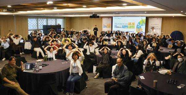 30일 수원컨벤션센터에서 열린 '2025 공익활동페스타'에 참석한 관계자들이 기념촬영을 하고 있다. 경기도 제공