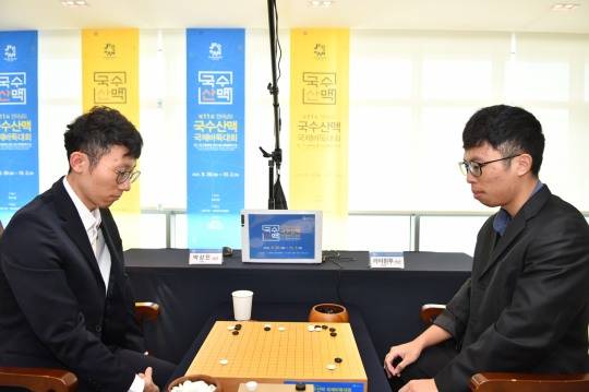 박상진(왼쪽) 9단이 라이쥔푸 9단을 꺾고 국수산맥배 8강에 올랐다. 사진[연합뉴스]
