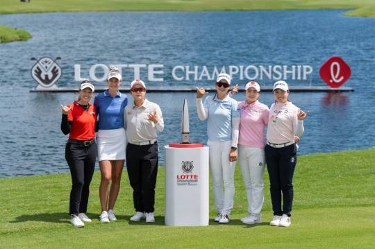 대회 포토콜에 참가한 브룩 헨더슨(왼쪽부터)과 넬리 코르다, 김효주, 김아림, 최혜진, 다케다 리오. 사진[연합뉴스]