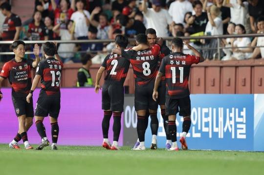 기쁨을 나누는 포항 스틸러스 선수들. 사진[연합뉴스]