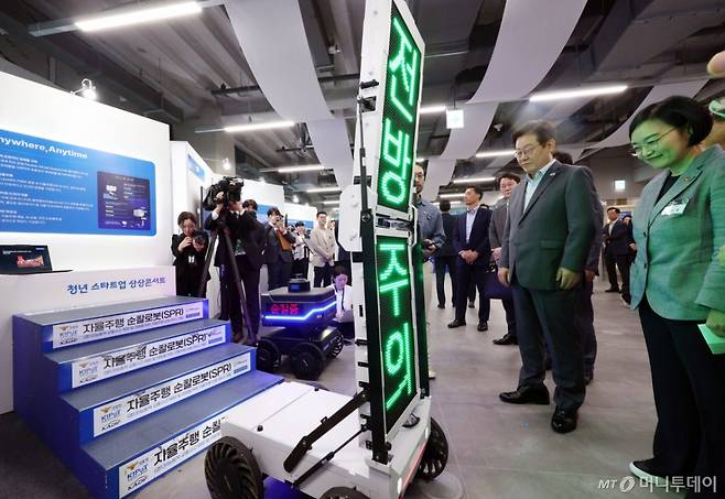 이재명 대통령이 17일 경기도 성남시 스타트업 스퀘어에서 스타트업 전시 부스를 방문해 자율주행 순찰 로봇 시연을 관람하고 있다. 2025.09.17./사진=뉴시스