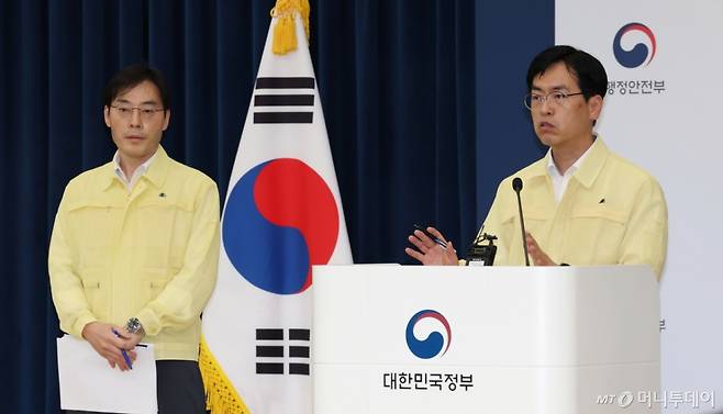 (세종=뉴스1) 김기남 기자 = 김민재 행정정안전부 차관이 29일 오후 세종시 정부세종청사에서 국가정보자원관리원(국정자원) 행정정보시스템 화재 관련 브리핑을 하고 있다. 2025.9.29/뉴스1  Copyright (C) 뉴스1. All rights reserved. 무단 전재 및 재배포,  AI학습 이용 금지. /사진=(세종=뉴스1) 김기남 기자