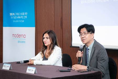 모더나코리아가 30일 개최한 기자간담회에서 모더나 최고 의학책임자 프란체스카 세디아 박사(사진 왼쪽)과 한림대 강남성심병원 감염내과 이재갑 교수가 질의 응답을 하고 있다./사진=모더나코리아