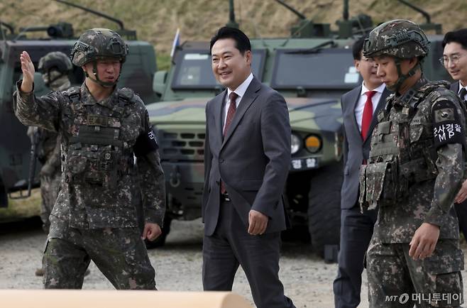 [서울=뉴시스] 국회사진기자단 = 장동혁 국민의힘 대표가 30일 경기 포천시 육군 제6보병사단 2여단 GOP대대를 방문해 최전방 군사대비 태세 점검을 하고 있다. 2025.09.30. photo@newsis.com /사진=