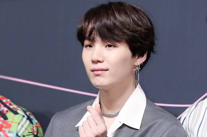 그룹 방탄소년단 슈가가 기부한 50억원 기금을 바탕으로 한 세브란스병원의 민윤기치료센터가 30일 문을 열었다. 사진은 2018년 5월24일 그룹 방탄소년단 슈가가 서울 중구 롯데호텔에서 진행된 정규 3집 앨범 발매 기념 기자간담회에 참석해 포즈를 취하고 있는 모습. /사진=머니투데이