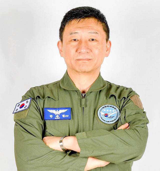 제10기 국민조종사 한승범씨는 36년간 열정을 가지고 패션업계에 종사한 패선 전문가이다. 공군 제공