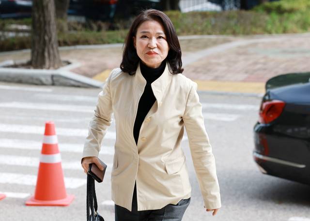 이진숙 방송통신위원장이 30일 오후 경기 과천시 방송통신위원회 청사로 출근하고 있다. 뉴시스