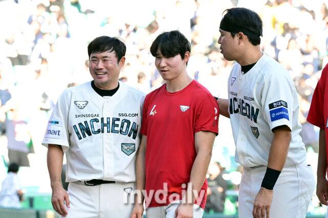 팀 대선배들의 애정에 미소를 짓고 있는 SSG 박성한