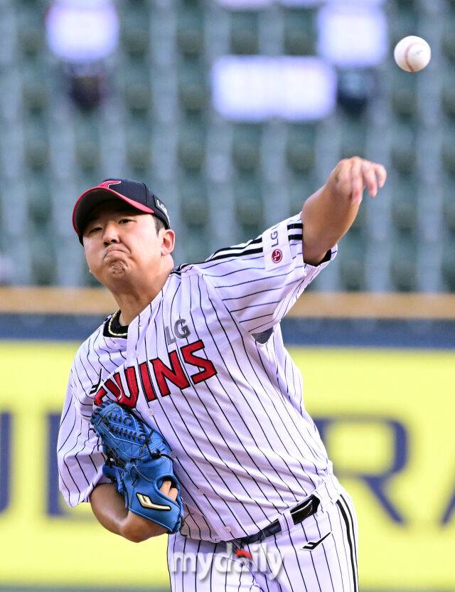 2025년 7월 31일 오후 서울 잠실구장에서 열린 '2025 신한 SOL뱅크 KBO 리그' KT 위즈와 LG 트윈스의 경기.LG 선발투수 송승기가 역투하고 있다./마이데일리