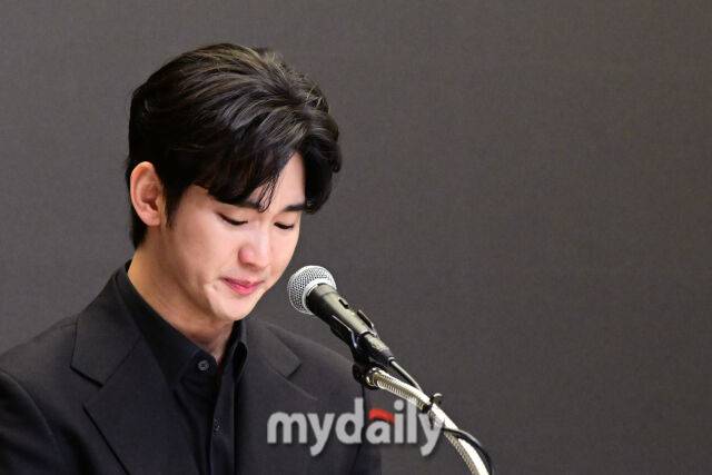 2025년 3월 31일 오후 김수현이 서울 마포구스탠포드 호텔에서 진행된 긴급기자회견에서 이야기를 하고 있다.김수현의 논란은 유튜브 채널을 통해 시작됐다. 고 김새론과의 관계에 대한 주장 그리고 이에대한 유족들의 기자회견 까지 이어지면서 사실상 김수현의 연예계 활동도 멈췄다. 촬영 중인데다 올해 공개까지 앞둔 디즈니+ '넉오프'는 사실상 온에어가 불가능해지면서 보류가 됐다. 동시에 예능프로그램 역시 편집이 됐으며, 광고계 손절도 당했다.