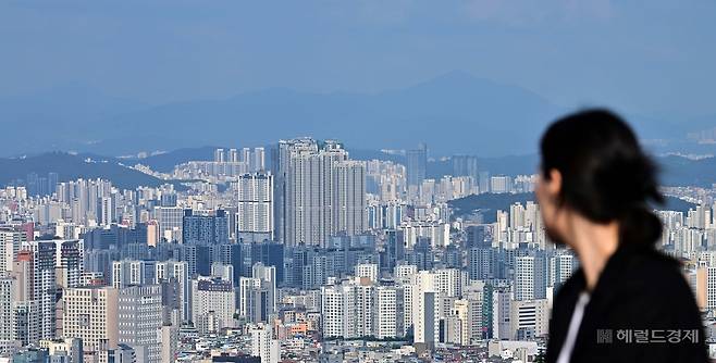 29일 서울 남산에서 내려다 본 아파트와 주택의 모습. 이상섭 기자