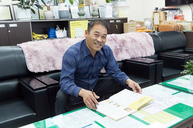 오명석 동부시장 상인회장이 인터뷰를 진행하고 있는 모습. [카카오 제공]