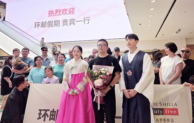 ‘무비자 입국 첫날’인 29일 신라면세점 서울점을 방문해 환대를 받고 있는 중국인 단체관광객들의 모습은 이전과는 다르게 확 젊어지고 세련된 분위기를 풍긴다.[신라면세점 제공]