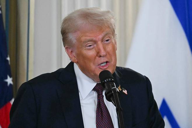 도널드 트럼프 미국 대통령이 29일(현지시간) 워싱턴 DC 백악관 국빈 만찬장에서 베냐민 네타냐후 이스라엘 총리와 기자회견 중 연설하고 있다. [AFP]