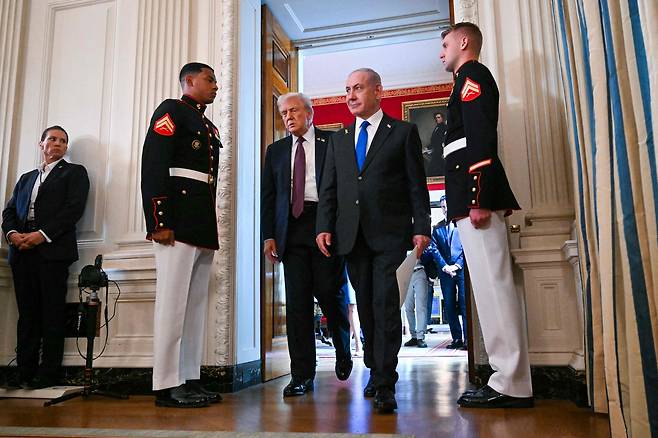 트럼프 미국 대통령(오른쪽 세번째)과 네타냐후 이스라엘 총리(오른쪽 두번째)가 29일(현지시간) 백악관에서 회담을 마치고, 공동 기자회견을 위해 국빈만찬장으로 들어오고 있다.[AFP]