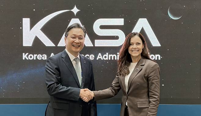 윤영빈 우주항공청장(왼쪽)과 리사 캠벨 캐나다우주청장이 우주탐사, 지구관측 등 분야 협력을 논의했다.[우주항공청 제공]