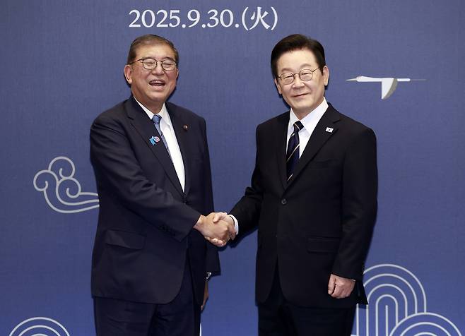 이재명 대통령과 이시바 시게루 일본 총리가 30일 부산 누리마루 APEC 하우스에서 정상회담에 앞서 악수하고 있다. [연합]
