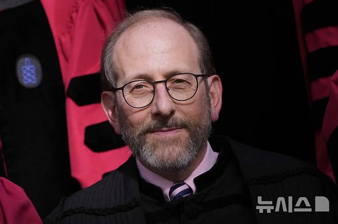 [케임브리지=AP/뉴시스] 앨런 가버 하버드대 총장이 5월 29일 매사추세츠주 케임브리지에서 열린 하버드대학교 졸업식에 앞서 기념 촬영을 하고 있다. 가버 총장은 “전 세계에서 온 학생들을 당연히 그래야 하는 모습으로 환영한다”라고 말해 군중으로부터 박수갈채를 받았다. 2025.09.30.