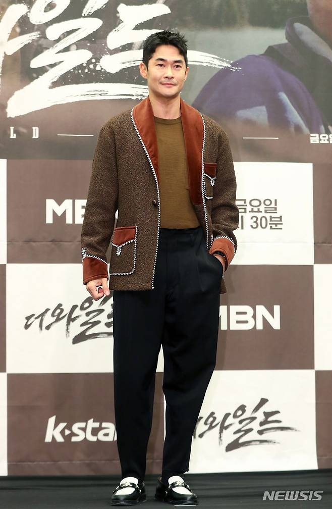 [서울=뉴시스] 김혜진 기자 = 방송인 배정남이 3일 오전 서울 마포구 상암동 스탠포드호텔에서 열린 MBN 새 예능 프로그램 '더 와일드' 제작발표회에서 포즈를 취하고 있다. 2024.01.03. jini@newsis.com