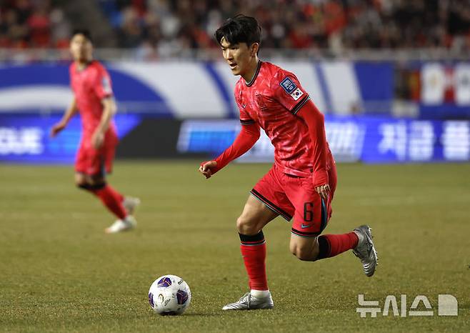 [수원=뉴시스] 정병혁 기자 = 25일 경기 수원시 수원월드컵경기장에서 열린 2026 국제축구연맹(FIFA) 북중미 월드컵 아시아 지역 3차 예선 B조 8차전 대한민국과 요르단의 경기, 대한민국 황인범이 드리블을 하고 있다. 2025.03.25. jhope@newsis.com