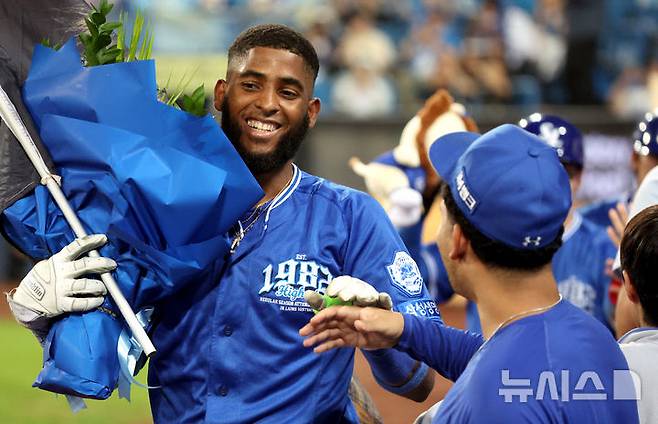 [대구=뉴시스] 이무열 기자 = 25일 대구 수성구 삼성라이온즈파크에서 열린 2025 신한 SOL 뱅크 KBO리그 키움 히어로즈와 삼성 라이온즈의 경기, 8회말 2사 주자 1,3루 상황에서 삼성 다아즈가 스리런 홈런을 친 뒤 더그아웃에 들어서며 동료들과 기뻐하고 있다. 2025.09.25. lmy@newsis.com