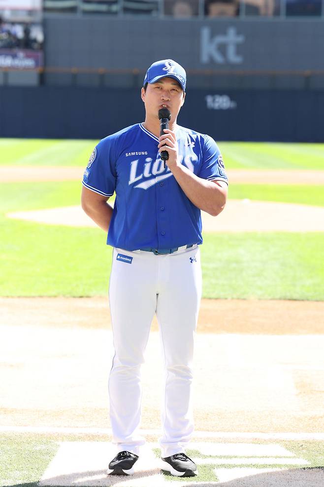 [서울=뉴시스] 정병혁 기자 = 삼성 오승환이 21일 수원 수원케이티위즈파크에서 열린 삼성 라이온즈와 KT Wiz의 경기에 앟서 열린 은퇴 투어 행사에서 발언하고 있다.(사진=삼성라이온즈 제공) 2025.09.21. photo@newsis.com *재판매 및 DB 금지