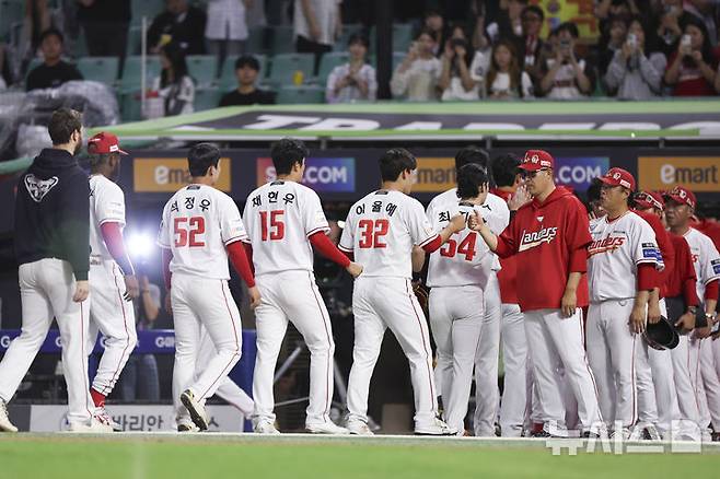 [인천=뉴시스] 김근수 기자 = 23일 인천 미추홀구 SSG랜더스필드에서 열린 2025 KBO리그 KIA 타이거즈와 SSG 랜더스의 경기에서 SSG 랜더스가 5-0으로 승리를 거두고 SSG 이숭용 감독과 선수들이 기쁨을 나누고 있다. 2025.09.23. ks@newsis.com