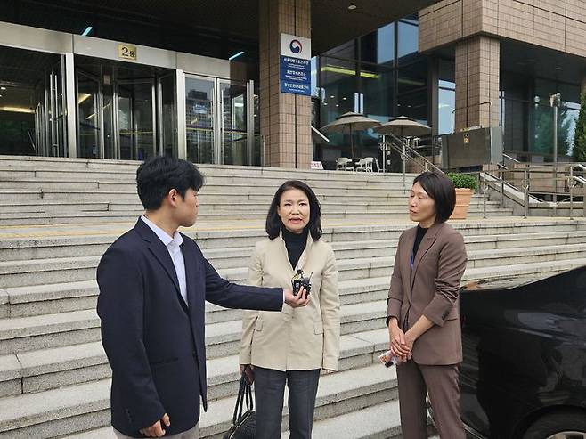 [서울=뉴시스] 박은비 기자 = 이진숙 방송통신위원장이 30일 정부과천청사를 떠나는 마지막 퇴근길에 기자들과 대화하고 있다. 2025.09.30. silverline@newsis.com *재판매 및 DB 금지