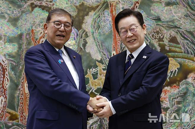 [부산=뉴시스] 최동준 기자 = 이재명 대통령과 이시바 시게루 일본 총리가 30일 부산 누리마루 APEC 하우스 기념관에서 기념촬영을 하고 있다. 2025.09.30. photocdj@newsis.com