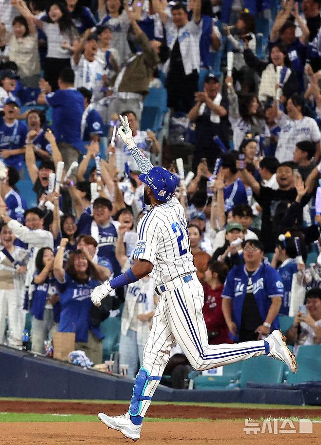 [대구=뉴시스] 이무열 기자 = 30일 대구 수성구 삼성라이온즈파크에서 열린 2025 신한 SOL 뱅크 KBO리그 KIA 타이거즈와 삼성 라이온즈의 경기, 1회말 1사 주자 1,3루 상황에서 삼성 다아즈가 스리런 홈런을 친 뒤 그라운드를 돌고 있다. 2025.09.30. lmy@newsis.com