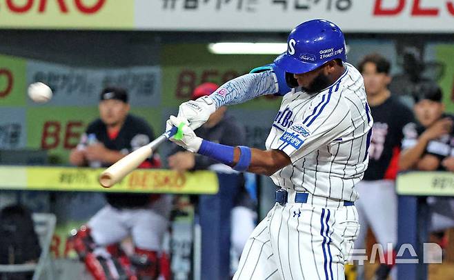 [대구=뉴시스] 이무열 기자 = 30일 대구 수성구 삼성라이온즈파크에서 열린 2025 신한 SOL 뱅크 KBO리그 KIA 타이거즈와 삼성 라이온즈의 경기, 21회말 1사 주자 1,3루 상황에서 삼성 디아즈가 스리런 홈런을 치고 있다. 2025.09.30. lmy@newsis.com