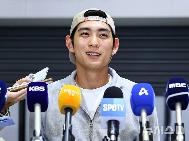 [인천공항=뉴시스] 최진석 기자 = 메이저리그(MLB) 첫 풀타임 시즌을 마친 샌프란시스코 이정후가 30일 인천국제공항 제2여객터미널을 통해 귀국해 취재진의 질문에 답하고 있다. 2025.09.30. myjs@newsis.com