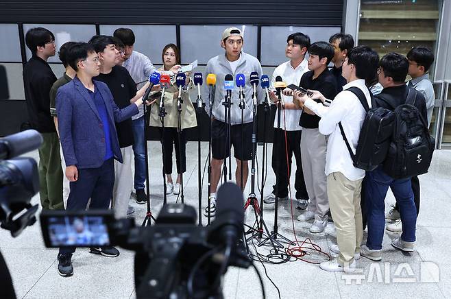 [인천공항=뉴시스] 최진석 기자 = 메이저리그(MLB) 첫 풀타임 시즌을 마친 샌프란시스코 이정후가 30일 인천국제공항 제2여객터미널을 통해 귀국해 취재진의 질문에 답하고 있다. 2025.09.30. myjs@newsis.com