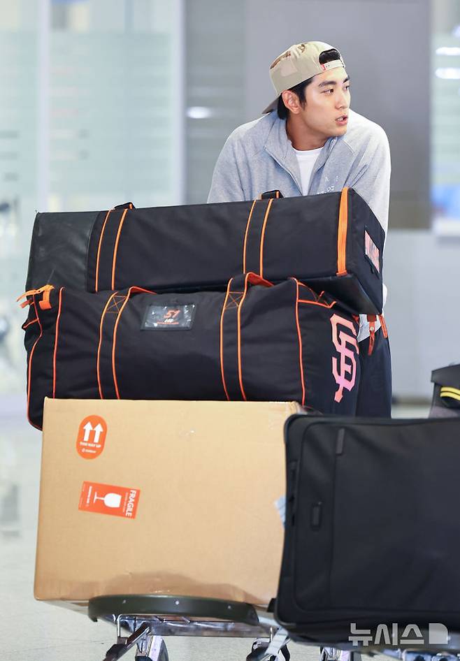 [인천공항=뉴시스] 최진석 기자 = 메이저리그(MLB) 첫 풀타임 시즌을 마친 샌프란시스코 이정후가 30일 인천국제공항 제2여객터미널을 통해 귀국하고 있다. 2025.09.30. myjs@newsis.com