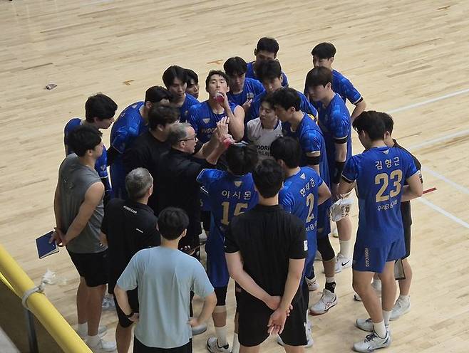 [오사카=뉴시스] 문채현 기자 = 남자배구 우리카드 마우리시오 파에스 감독이 30일 일본 오사카의 사카이 체육관에서 열린 일본 남자배구 사카이 블레이저와의 연습 경기 도중 선수들에게 지시 사항을 전달하고 있다. 2-25.09.30. dal@newsis.com *재판매 및 DB 금지