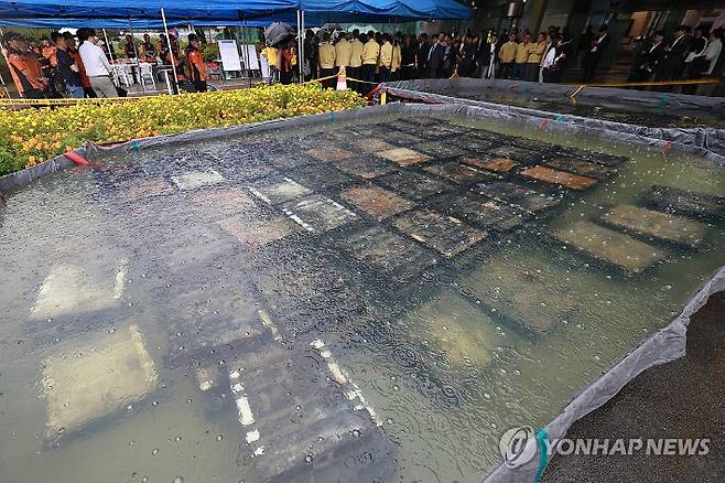 (대전=연합뉴스) 신현우 기자 = 28일 대전 유성구 국가정보자원관리원 화재로 인해 불에 탄 리튬이온 배터리가 소화수조에 담겨 있다. 지난 26일 정부 전산시스템이 있는 국정자원에서 무정전·전원 장치(UPS)용 리튬이온배터리 화재가 발생해 정부 전산 서비스가 대규모로 마비된 바 있다. 2025.9.28 nowwego@yna.co.kr 연합뉴스