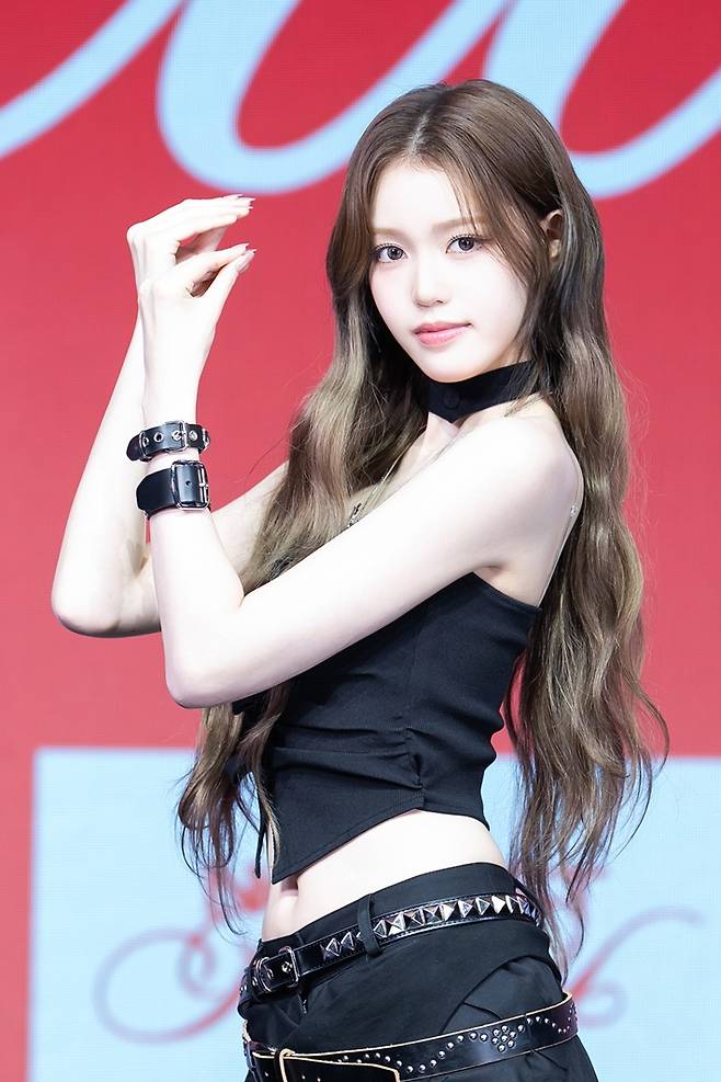 이즈나 정세비. 웨이크원 제공