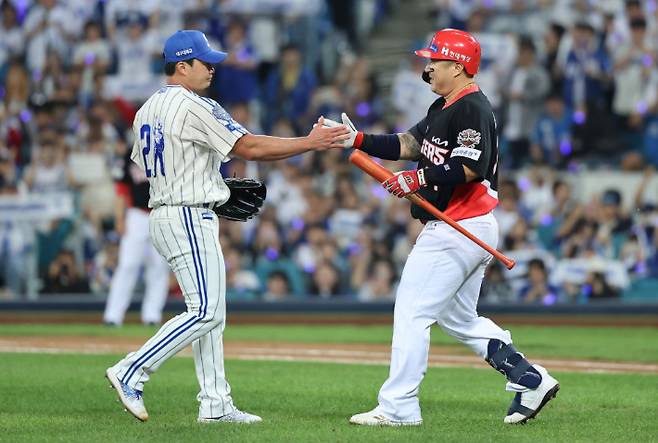 오승환(왼쪽)이 30일 자신의 은퇴 경기에서 9회초 등판해 KIA 최형우를 삼진으로 잡아낸 뒤 서로 격려하고 있다. 삼성 라이온즈